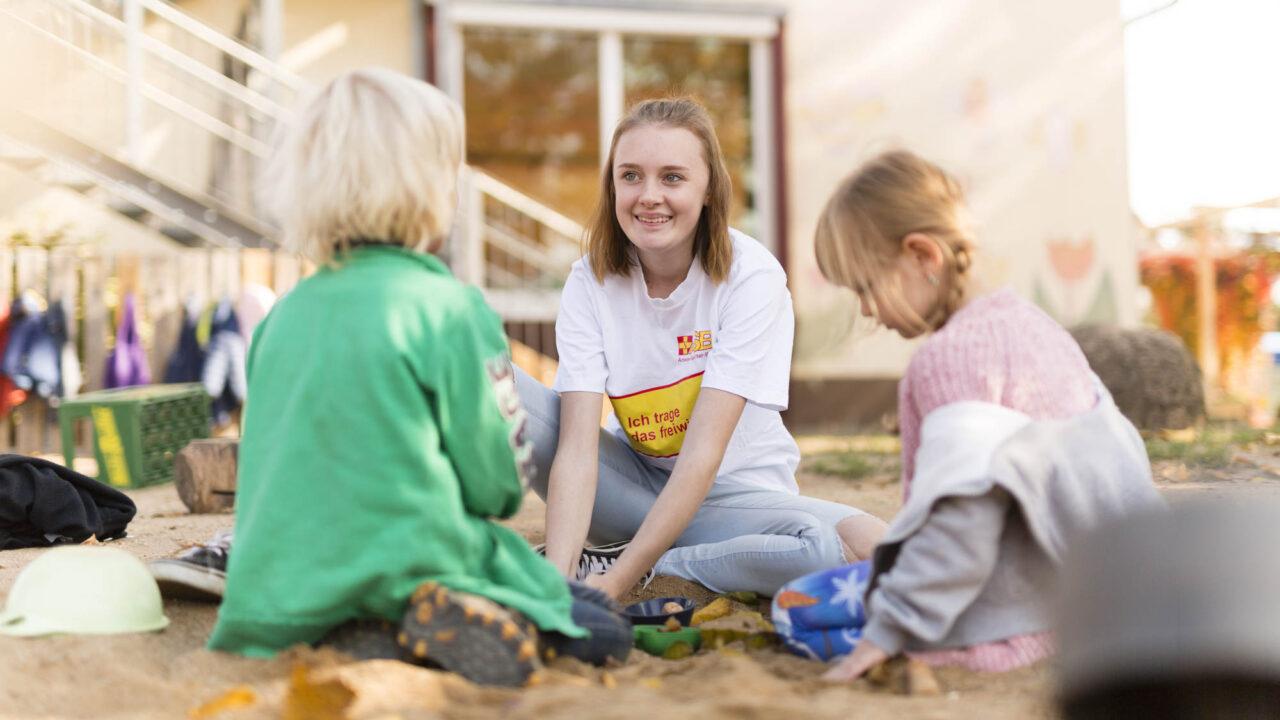 FSJ-lerin mit Kindern