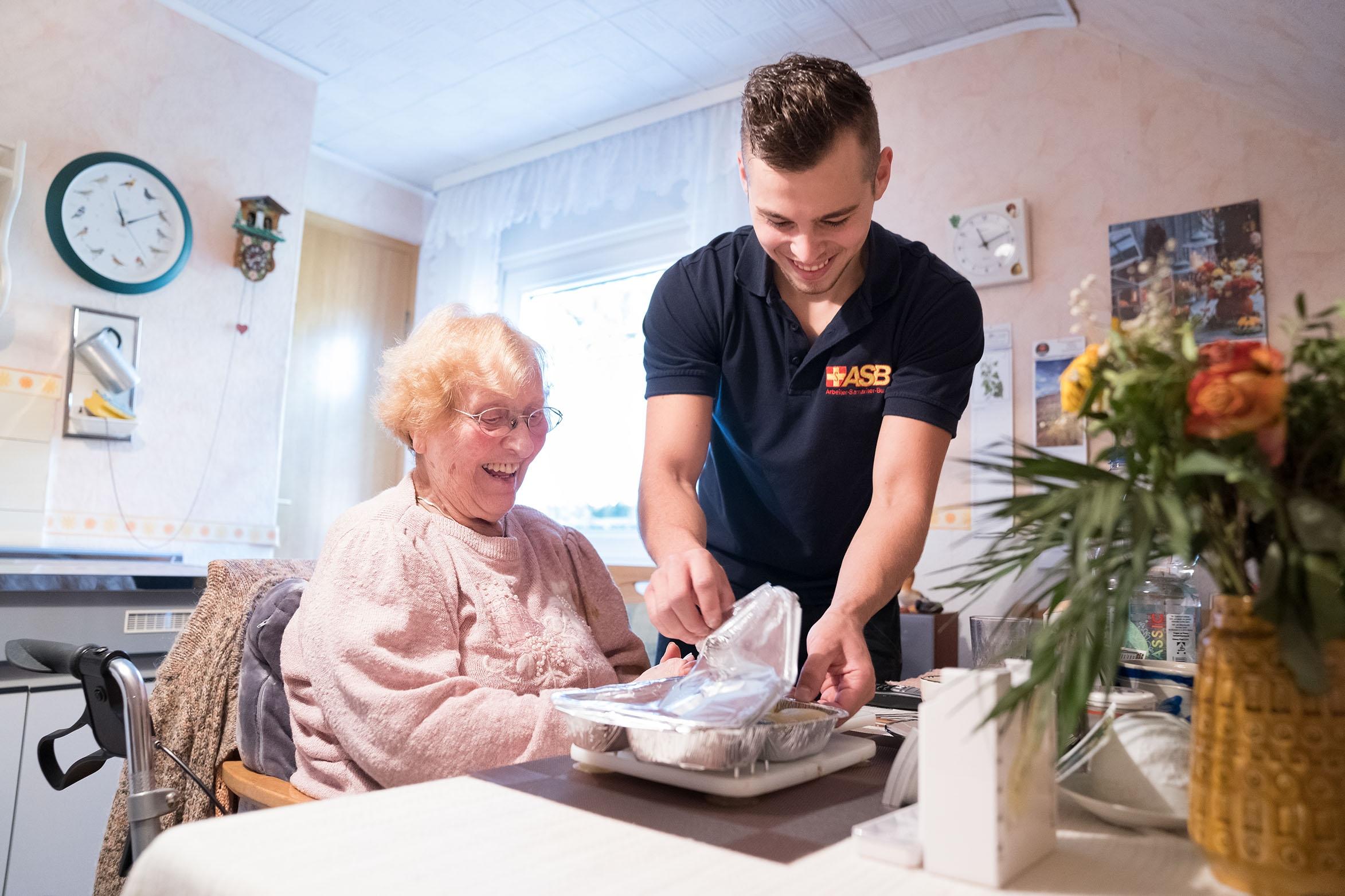 FSJ-ler mit Seniorin