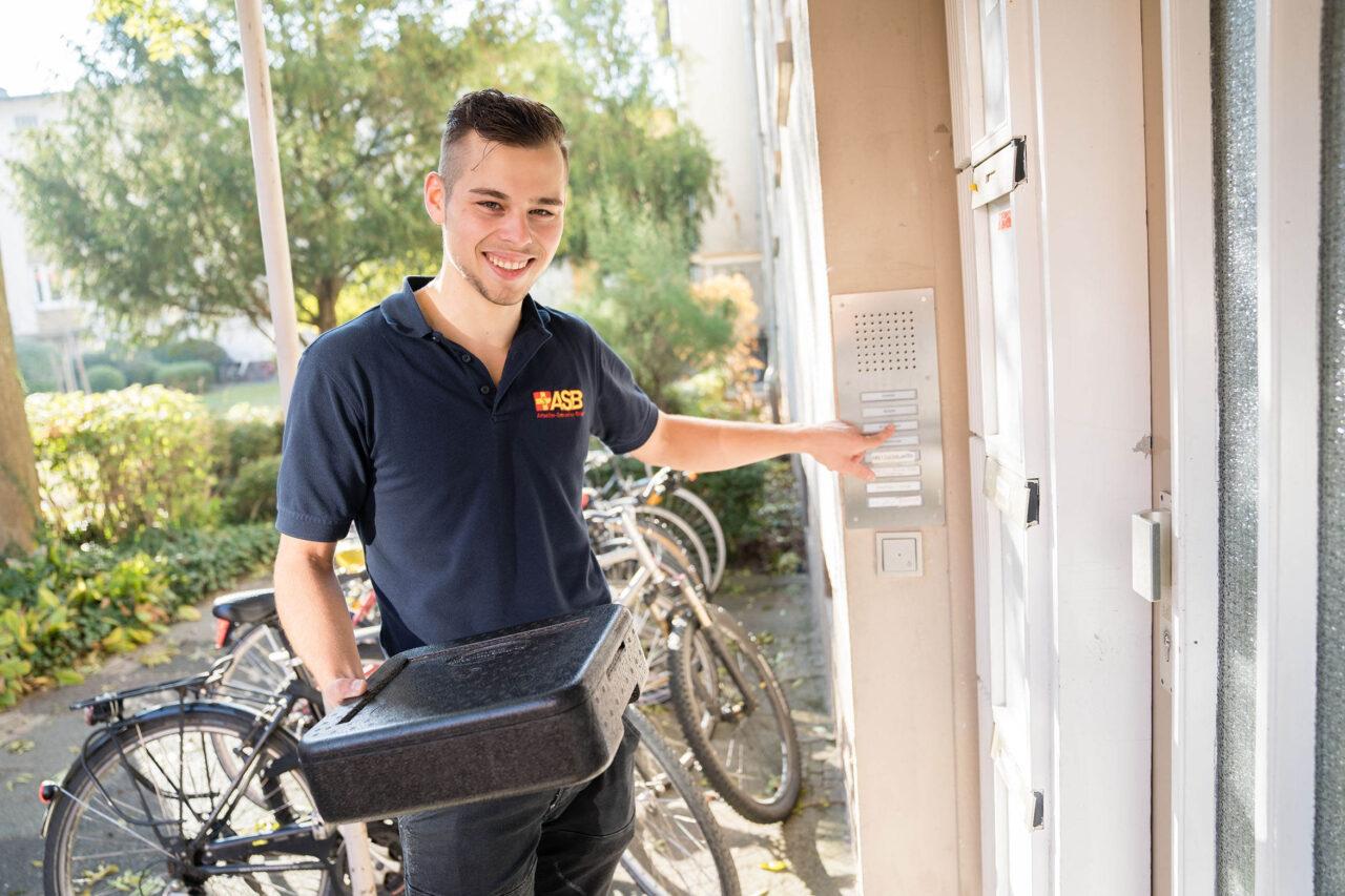 ASB-Mitarbeiter mit Essen